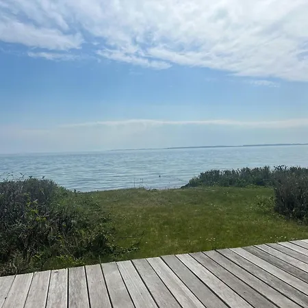 Hébergement de vacances Beachfront Summerhouse With Amazing View And Peace