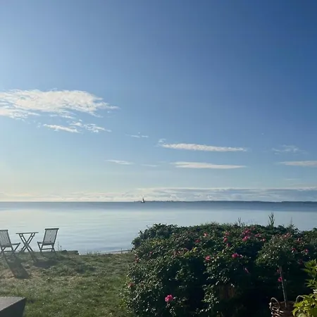 Beachfront Summerhouse With Amazing View And Peace * Hesselager