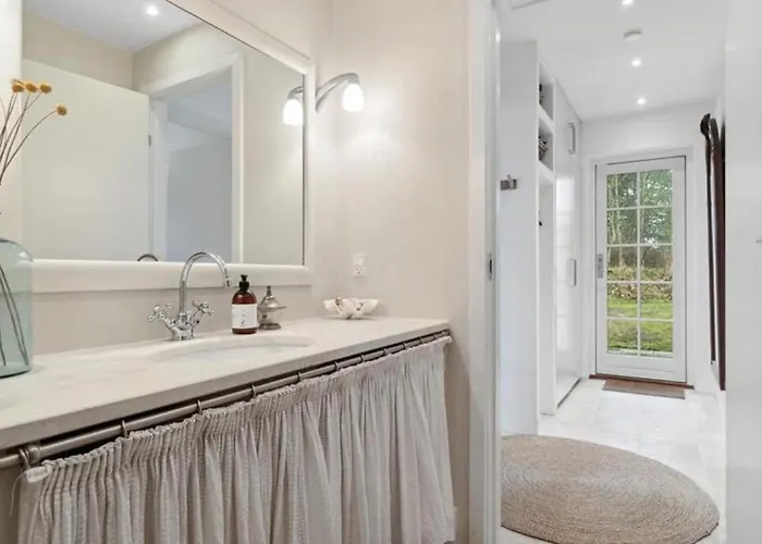 Beachfront Summerhouse With Amazing View And Peace * Hesselager